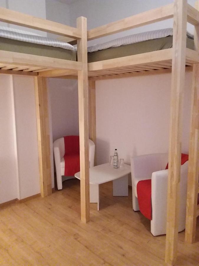 Living In The Box Hostel Berlijn Buitenkant foto