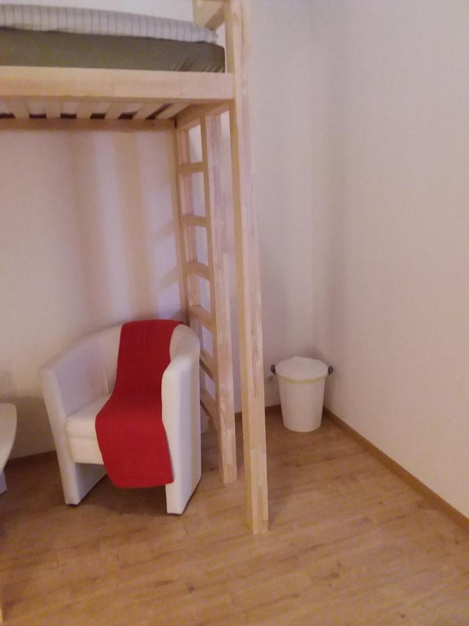Living In The Box Hostel Berlijn Buitenkant foto