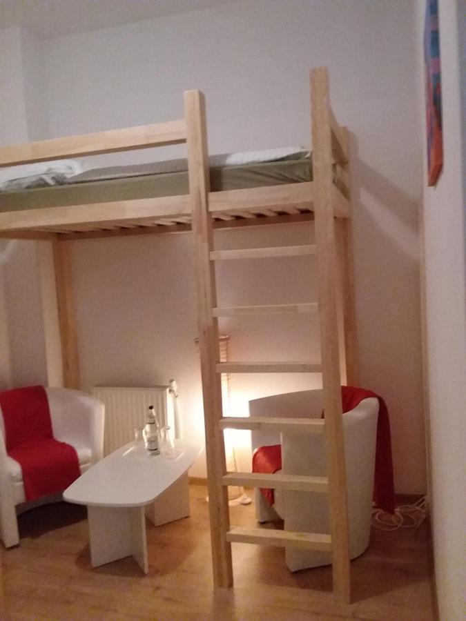 Living In The Box Hostel Berlijn Buitenkant foto