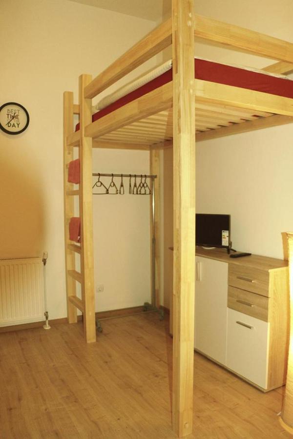 Living In The Box Hostel Berlijn Buitenkant foto
