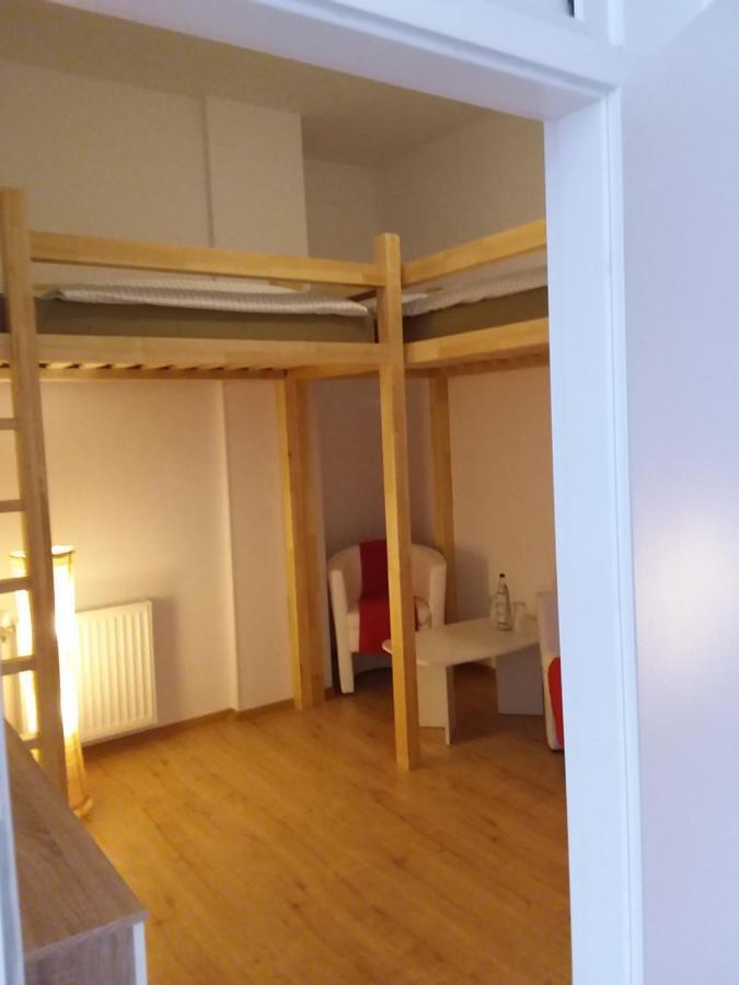 Living In The Box Hostel Berlijn Buitenkant foto